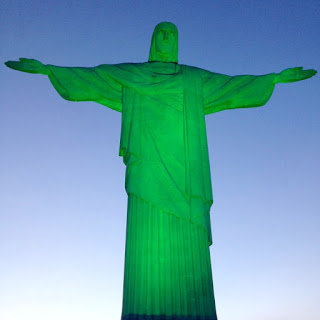 Iluminado de verde, Cristo Redentor lembra vítimas de acidente de trabalho