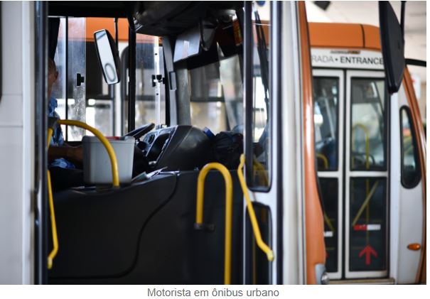 Motoristas de ônibus podem acumular função de cobrador