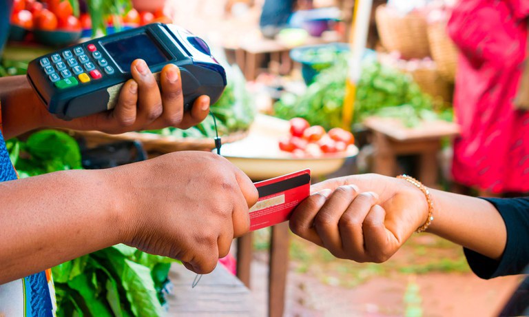 Professora com dois cargos municipais não retoma pagamento em dobro do auxílio-alimentação