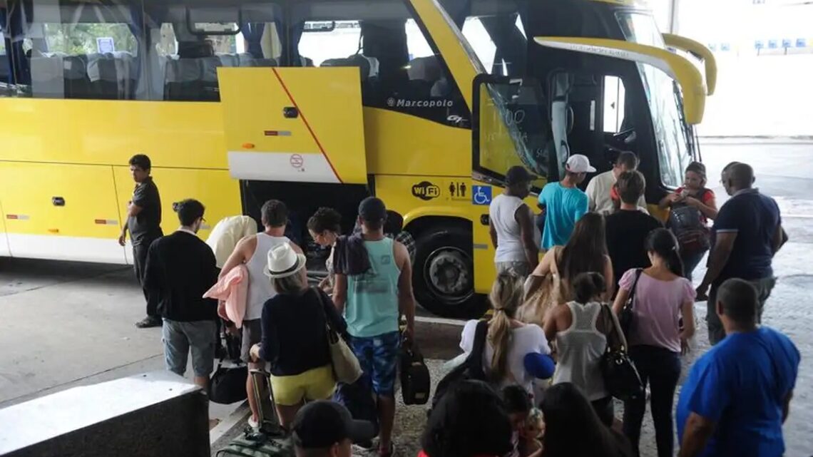 Motorista de ônibus que trabalhava até 12 horas por dia consegue receber hora extra após a sexta